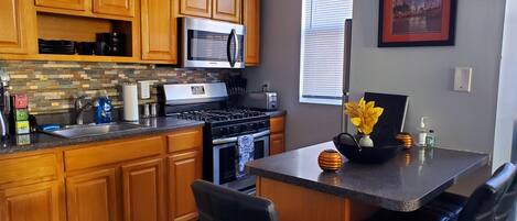 ثلاجة، ميكروويف، فرن، موقد طهي مسطح