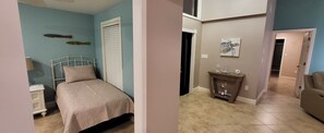 4 slaapkamers, een strijkplank/strijkijzer, reisbedje, gratis wifi