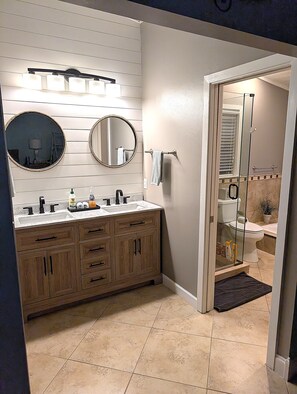 Combined shower/bathtub, jetted bath, hair dryer, towels