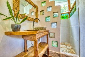 Douche, articles de toilette écologiques, sèche-cheveux