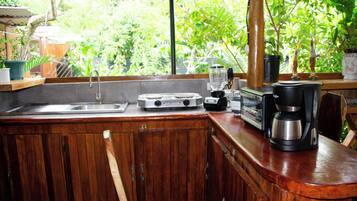 Kühlschrank, Herdplatte, Wasserkocher mit Kaffee-/Teezubehör