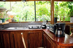 Refrigerador, parrilla de estufa, cafetera y tetera y tetera eléctrica