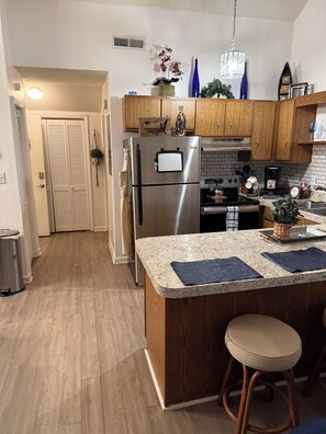 Mikrobølgeovn, ovn, kokeplater og oppvaskmaskin