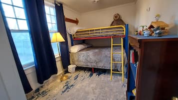 3 quartos, ferros/tábuas de passar roupa, berço de viagem