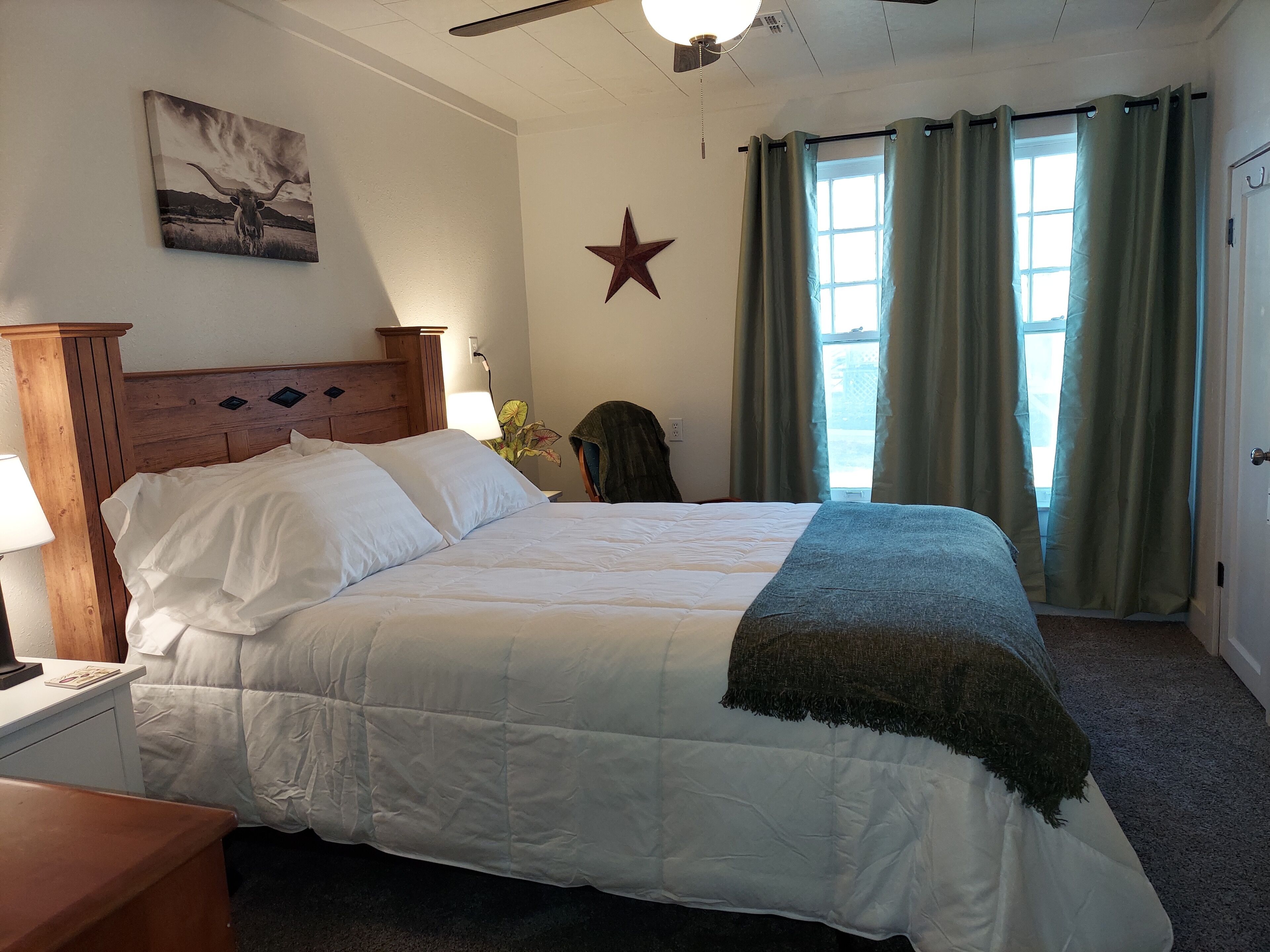 3 habitaciones, tabla de planchar con plancha y cuna de viaje 