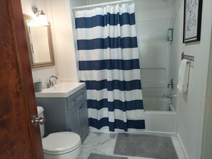 Bañera con ducha, secador de pelo, toallas, jabón