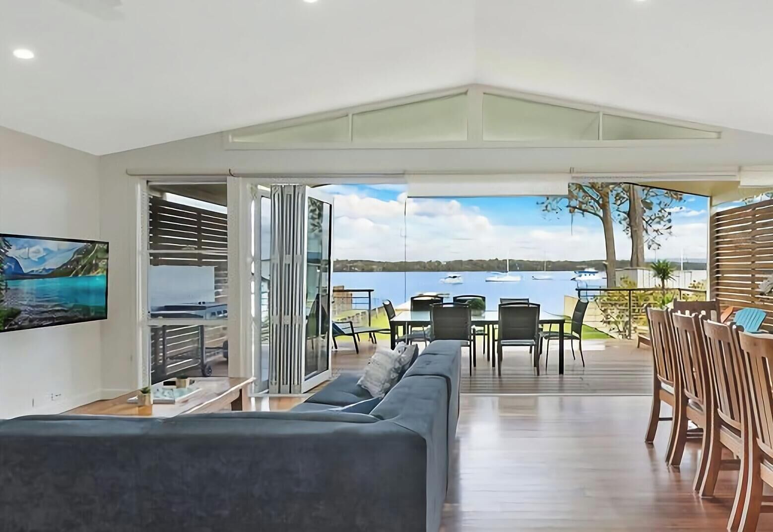 Smart TV, table football, stereo