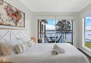 5 bedrooms, iron/ironing board, travel cot, WiFi - Sunset Central Coast - Lake, Kayaks & Jetty! (Mannering Park)
