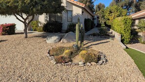A house with a gravel driveway, a cactus garden, and a tree. - Spacious home in Avondale Golf Club. Available May 1st 2025! (Palm Desert)