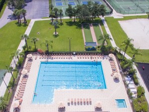 A heated pool - Gorgeous Newly Furnished Condo in Gated Golf Course of Stoneybrook (Estero)