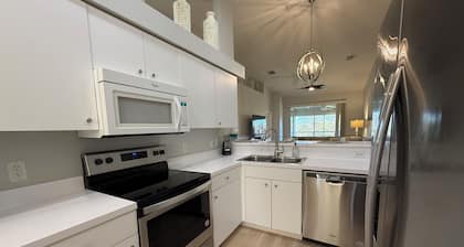 Gorgeous Newly Furnished Condo in Gated Golf Course of Stoneybrook
