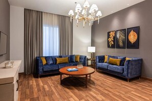 Suite, 1 King Bed, Non Smoking | Living area