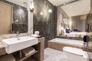Room, 1 King Bed, Non Smoking, Bathtub | Minibar, in-room safe, soundproofing, iron/ironing board
