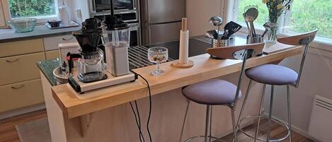 Jääkaappi, mikroaaltouuni, uuni, liesi