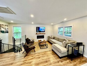 Televisio, takka, pöytätennispöytä