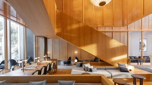 Un amplio y moderno salón con detalles de madera y asientos cómodos.