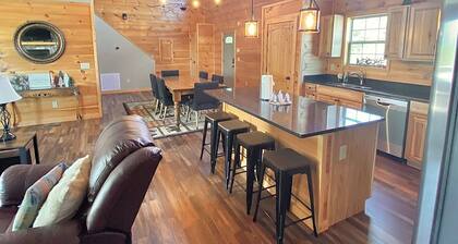Modern cabin with mountain views, just minutes from local attractions