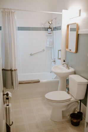 Un baño con bañera, inodoro, lavabo y ducha.