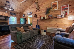 Smart TV, fireplace, DVD player, books - Secluded Mountain Getaway! Hot tub! TailofDragon (Robbinsville)
