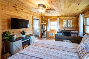 2 bedrooms, desk, iron/ironing board, free WiFi - Secluded Mountain Getaway! Hot tub! TailofDragon (Robbinsville)