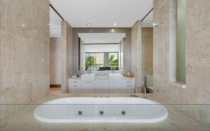 Bruser, hårtørrer, håndklæder