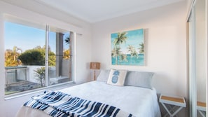 5 bedrooms, iron/ironing board, Internet, bed sheets