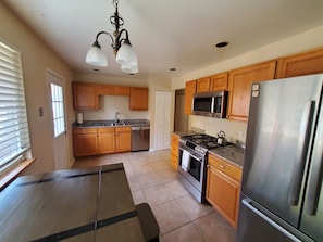 KĂŒhlschrank, Mikrowelle, Ofen, Herdplatte