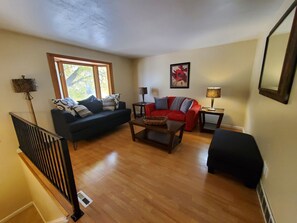 Smart TV, books - Great location, home in Golden with mountain views (Golden)