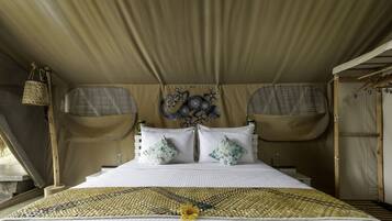 Barraca superluxo, vista para a montanha | Escrivaninha, roupa de cama