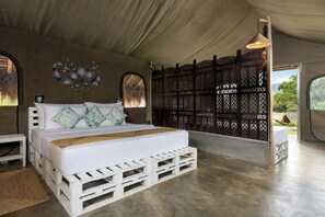 Neljän hengen deluxe-huone | Työpöytä, vuodevaatteet