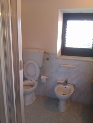 Apartment, 2 Bedrooms, Smoking, Patio | Bathroom