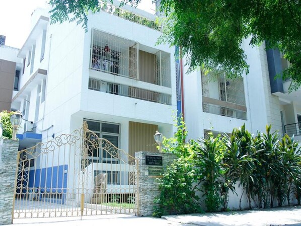 Quarto, vários quartos, para fumantes, terraço | Entrada da propriedade