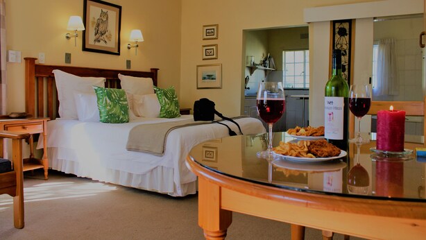 Living room - Sweet Thorn Tree Spacious Cottage for 2 People With Great Terrace! (Muldersdrift)