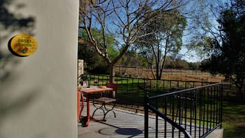 Ferienhaus, 1 Schlafzimmer, Terrasse, Gartenblick | Speisen im Freien