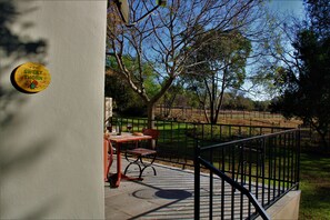 Ferienhaus, 1 Schlafzimmer, Terrasse, Gartenblick | Speisen im Freien