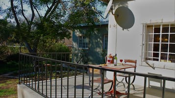 Ferienhaus, 1 Schlafzimmer, Terrasse, Gartenblick | Speisen im Freien