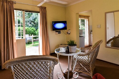 Bushwillow Spacious Cottage for 2 People With Private Garden Access!