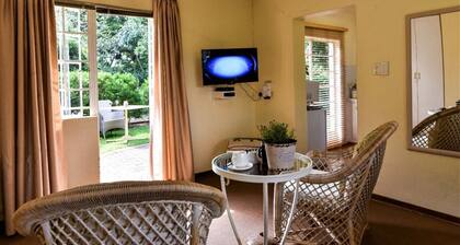 Bushwillow Spacious Cottage for 2 People With Private Garden Access!