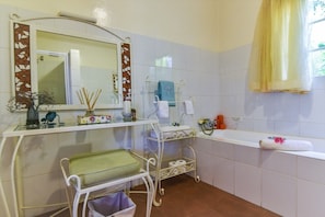Maison, 1 chambre, terrasse, vue sur le jardin | Salle de bain