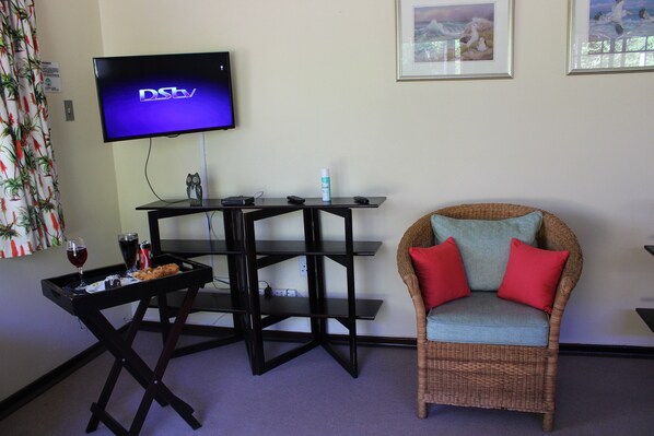 Hus - 1 soveværelse - terrasse - udsigt til have | Stue