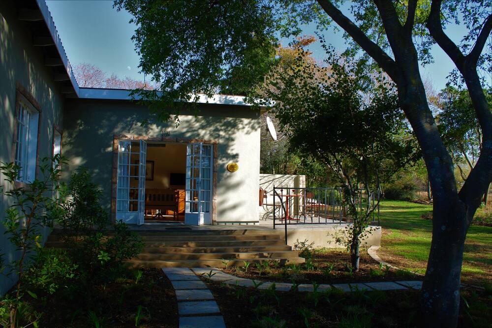 Wild Olive Cottage for 2 People in Wonderful Garden!