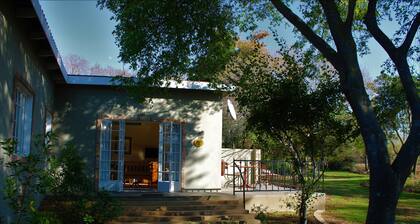 Wild Olive Cottage for 2 People in Wonderful Garden!