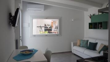 House, 1 Bedroom, Smoking, Private Pool | Living area | Books