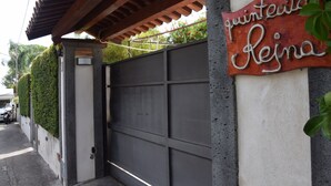 Ein begrenzter Zugang mit einem Schild, auf dem 'quintet de Reina' steht.