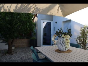 Outdoor dining - Deluxe Dependance Living Roo-deluxe Soggiorno In Dependance Con Piscina Privata (San Giovanni la Punta)