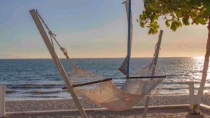 Un hamac sur une plage, avec vue sur l’océan.