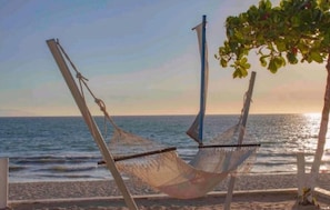 Una hamaca en la playa con vista al océano.