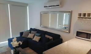 Apartment, 1 Bedroom, Smoking, Patio | Living room