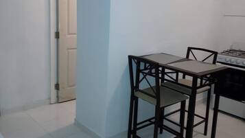Departamento, vista al jardín | Comedor