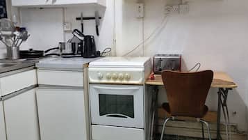 Room, 1 Bedroom | Private kitchen